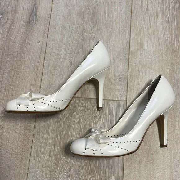 BCBGirls white leather heels w/satin bow* - Picture 7 of 9